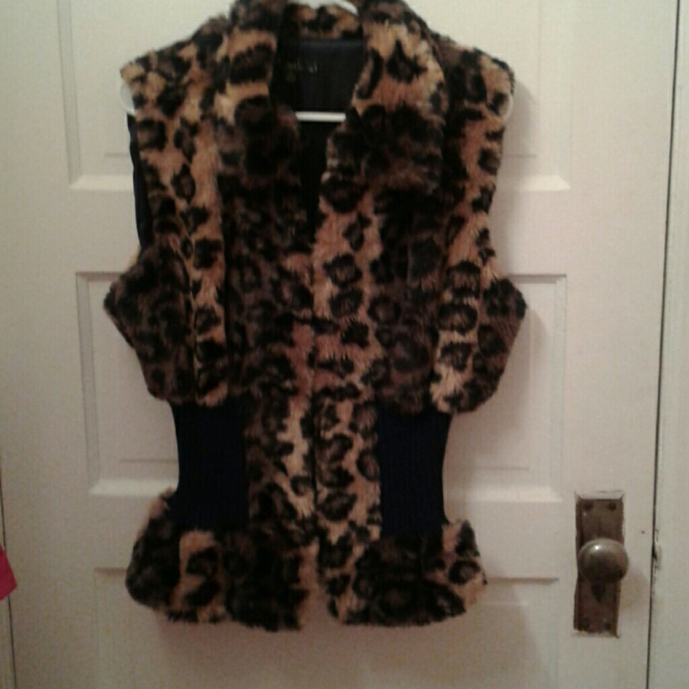 Leopard best size XL.  Brand new stylish vest.  e